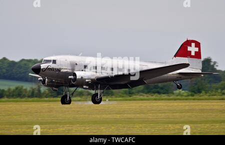 La Swissair Douglas DC-3C al Daks su airshow di Normandia il 4 giugno del 2019 per commemorare il settantacinquesimo anniversario del D-Day Foto Stock