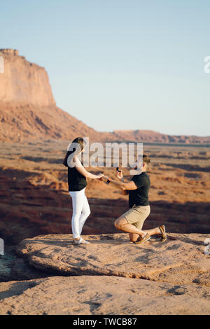 Il fidanzato di proporre alla moglie in Arizona Foto Stock