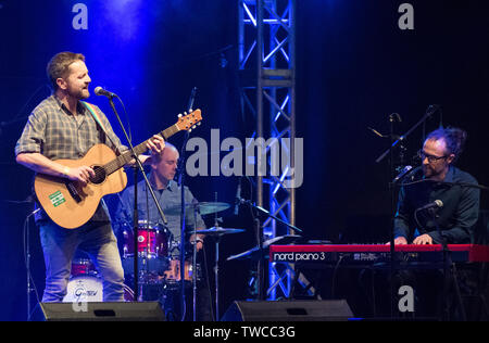 Rosa Blu Codice gruppo folk dal vivo sul palco al Gate a Southwell festival, 2019. Foto Stock