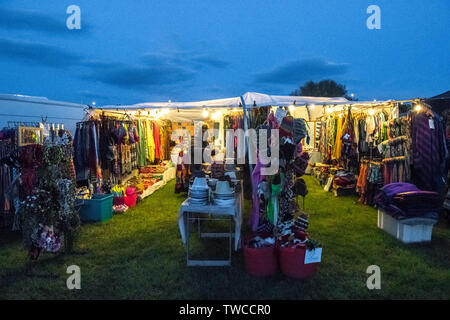 Al di fuori di arte e bancarelle di merce al Gate a Southwell Music Festival, 2019. Foto Stock