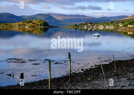 Loch Carron da Lochcarron villaggio sul percorso della costa Nord 500. Yacht e Barche con Slumbay Isola e case di Dail un'Chladaich. NW Highlands Foto Stock