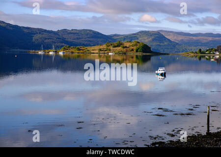 Loch Carron da Lochcarron villaggio sul percorso della costa Nord 500. Yacht e Barche con Slumbay Isola e case di Dail un'Chladaich. NW Highlands Foto Stock