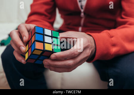 Il Cubo di Rubik in mano Foto Stock