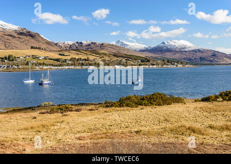 Lochcarron villaggio sulle rive di Loch Carron con Fuar Tholl / Wellington il naso con la neve. Sul percorso della costa Nord 500 nel NW Highlands della Scozia Foto Stock