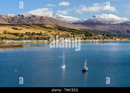 Lochcarron villaggio sulle rive di Loch Carron con Fuar Tholl / Wellington il naso con la neve. Sul percorso della costa Nord 500 nel NW Highlands della Scozia Foto Stock