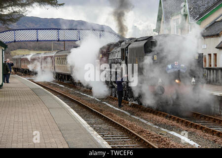 Stazione di Strathcarron, Wester Ross, Highlands della Scozia. Motore a vapore, la Gran Bretagna VI LMS Classe 5MT 4-6-0 n. 44871 Foto Stock