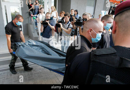 (Nota del redattore: immagine raffigura la morte) poliziotti ucraini portano il corpo morto del legislatore ucraino Dmytro Tymchuk fuori dalla sua casa a Kiev. Membro del parlamento ucraino e un esperto militare e blogger Dmytro Tymchuk è stato trovato morto nella sua casa da un arma da fuoco il pregiudizio sulla sua testa. Secondo i resoconti dei mass media e il lavoro preliminare versione della polizia di Kiev è stata la pulizia la sua pistola e scaricato accidentalmente. Foto Stock