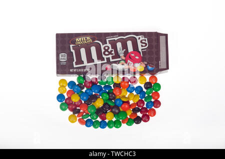 Il cioccolato al latte M&M's l'originale candy rivestito di colori assortiti snack dolce da Mars, Inc con scatola confezione aperta Foto Stock