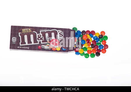 Il cioccolato al latte M&M's l'originale candy rivestito di colori assortiti snack dolce da Mars, Inc con scatola confezione aperta Foto Stock