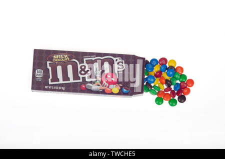 Il cioccolato al latte M&M's l'originale candy rivestito di colori assortiti snack dolce da Mars, Inc con scatola confezione aperta Foto Stock