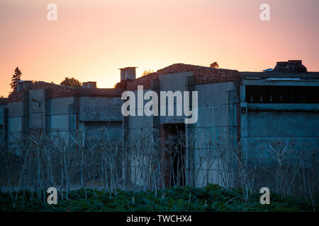 Vecchio distrutto calcestruzzo edificio in mattoni Foto Stock