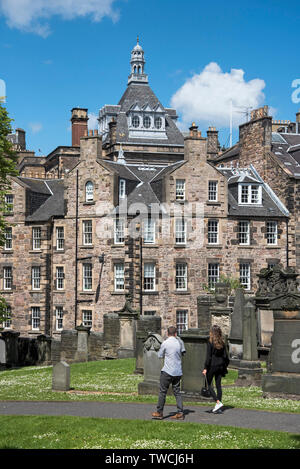 Un giovane a piedi attraverso Greyfriars Kirkyard nella Cittã Vecchia di Edimburgo,. Foto Stock