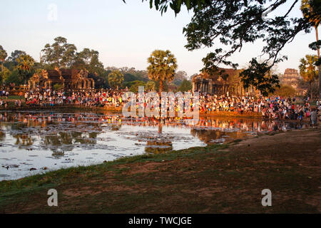 Siem Reap, Cambogia - Maggio 1, 2013: Sunrise a Angkor Wat in Cambogia - una folla di turisti si raduna per guardare e fotografare il sorgere del sole. Foto Stock