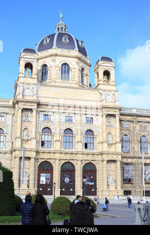 Vienna, Austria - 1 Novembre 2013: Naturhistorisches Museum (Museo di Storia Naturale) a Maria-Theresien-Platz, Museum Quarter District. Vista frontale Foto Stock