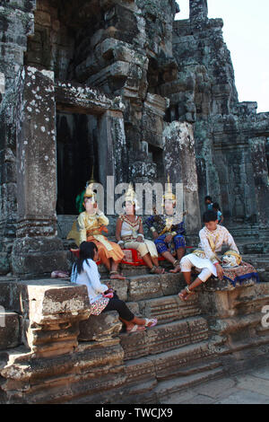 Angkor Wat, Cambogia - 1 Maggio 2013: L'Aspara ballerina a Angkor Wat in appoggio prima di ballare Foto Stock