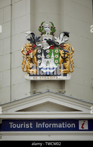 Stabilimento di Doncaster, nello Yorkshire meridionale stemma sopra il centro informazioni turistiche shop porta Foto Stock