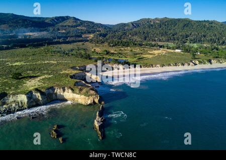 Foto aerea di un bellissimo lago con campi verdi e. colline Foto Stock