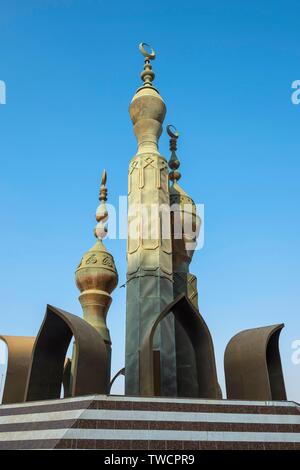 Monumento con la falce e la mezza luna all'ingresso alla città vecchia, Jeddah, Arabia Saudita Foto Stock