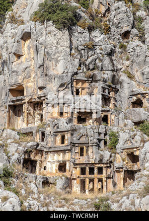 Antalya in Turchia in vista della Roccia tombe nella città antica di Myra. Foto Stock