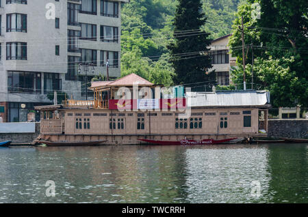 Nehru Park ufficio postale galleggiante su dal lago, Srinagar, Jammu e Kashmir in India. Foto Stock