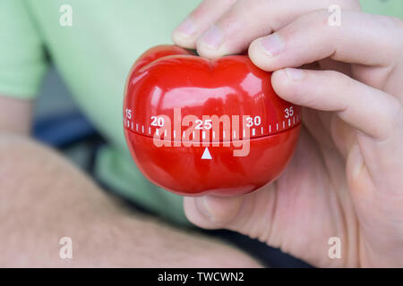 Pomodoro timer - timer da cucina meccanico a forma di pomodoro per cucinare  o studiare su sfondo grigio. Inserire il testo Foto stock - Alamy