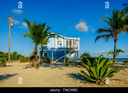 Little Cayman, Isole Cayman, Nov 2018, due piani casa blu dal Mar dei Caraibi Foto Stock