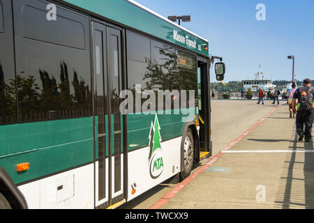 BREMERTON, NELLO STATO DI WASHINGTON, STATI UNITI D'AMERICA - Giugno 2018: servizio pubblico di autobus azionati da transito Mason parcheggiato al terminal del traghetto a Bremerton, WA. Foto Stock