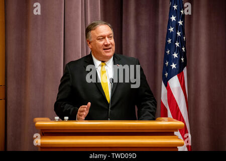 Stati Uniti Il segretario di Stato Mike Pompeo offre commento al 2019 Gestione presidenziale del compagno di cerimonia di laurea presso il Dipartimento di Stato Giugno 19, 2019 a Washington D.C. Foto Stock