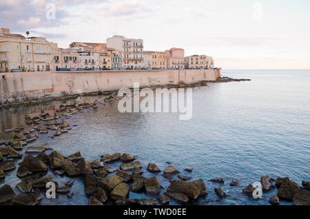 ORTIGIA, SIRACUSA, SICILIA, ITALIA. Il 30 dicembre 2018. Una vista della costa a Ortigia. Una passeggiata intorno all'isola di Ortigia è una caratteristica comune per i Foto Stock