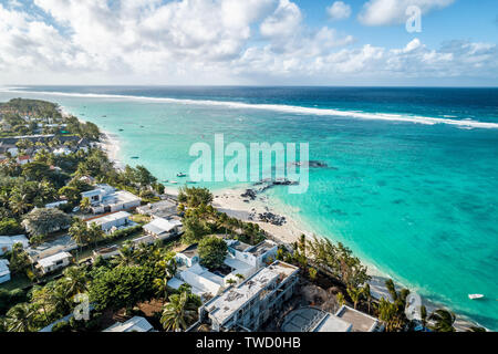 Antenna fuco vista sul resort di lusso e la fascia costiera a Belle Mare sulla spiaggia di Isola Mauritius. Tonica immagine. Foto Stock