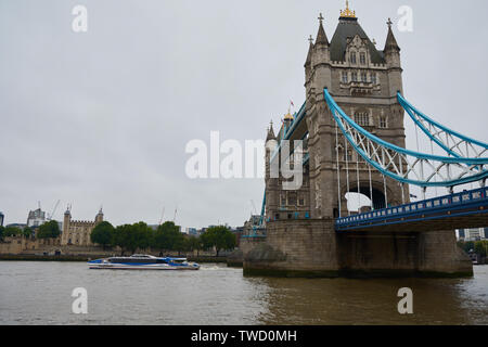 London, Regno Unito - 10 Giugno 2019: Tower ponte sopra il fiume Tamigi nel giorno di pioggia. Storico e iconico punto di riferimento della città di Londra Foto Stock