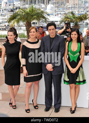 CANNES, Francia. 22 maggio 2008: LtoR: Julia Ormond, Franka Potente, Benicio del Toro & Catalina Moreno al photocall per il loro nuovo film "Che" presso la 61annuale internazionale Film Festival de Cannes. © 2008 Paul Smith / Featureflash Foto Stock