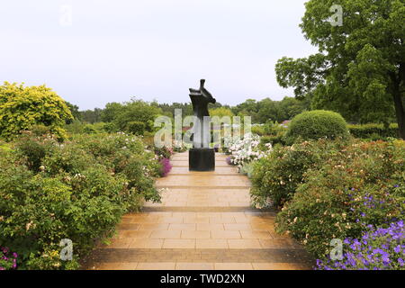 "Knife Edge" (Henry Moore, 1961, bronzo), scultura a Wisley 2019, RHS Garden Wisley, Woking, Surrey, Inghilterra, Gran Bretagna, Regno Unito, Europa Foto Stock