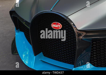 Dettaglio anteriore di Bugatti Divo badge. 2019 edizione del Parco Valentino car show ospita le vetture da molti marchi e i progettisti di automobili nel Parco del Valentino a Torino, Italia. Foto Stock