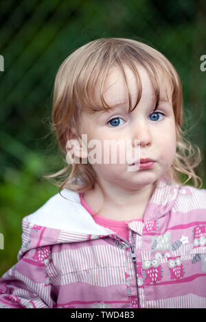 Piccolo bimbo blue-eyed caucasian girl faccia closeup Foto Stock