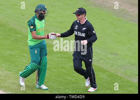 BIRMINGHAM, Inghilterra. 19 giugno 2019: Hashim Lrd del Sud Africa è congratulato da Colin Munro di Nuova Zelanda dopo che ha raggiunto le 8000 viene eseguito in un giorno internazionali durante la Nuova Zelanda v Sud Africa, ICC Cricket World Cup Match, a Old Trafford, Manchester, Inghilterra. Foto Stock