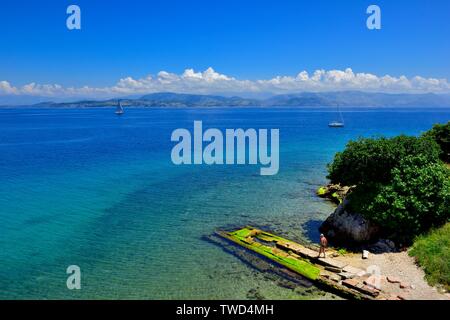 Vecchio Uomo senior guardando fuori nel mare Ionio da l'isola di Corfù,Kerkyra,Grecia,Isole Ionie Foto Stock