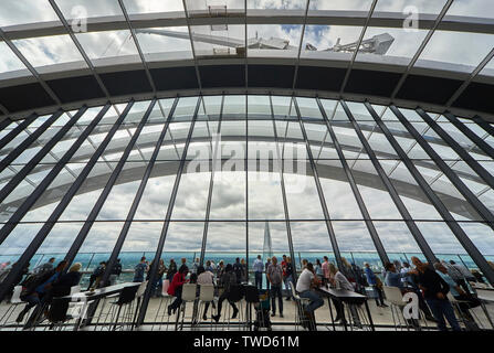 Sky Garden a 20 Fenchurch Street è un unico spazio pubblico che si estende per tre piani ed offre 360 gradi di vedute ininterrotte Londra Foto Stock