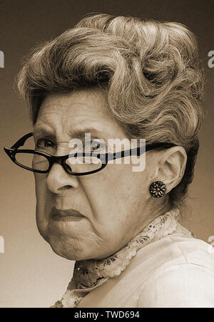 Il vecchio donna che indossa gli occhiali essendo significa Foto Stock