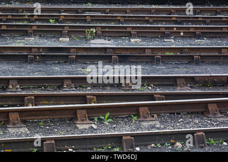 Lato in vista di più linee di acciaio laminato a caldo, binari ferroviari, links, fermagli, traversine e zavorra a Didcot Railway Centre, Oxfordshire, Regno Unito. Foto Stock