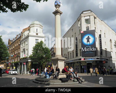 Vista del London Seven Dials nodo stradale Foto Stock