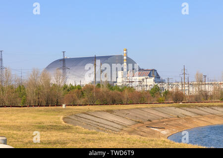 Europa orientale,Ucraina, Pripjat, la centrale di Cernobyl. Il reattore 4 è coperto dal nuovo sarcofago di contenimento completata nel 2017. Foto Stock