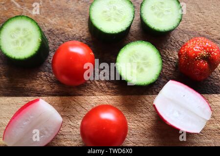 Chiudere la vista su una sana colazione tedesca con panini Pomodori Cetrioli e fragole Foto Stock