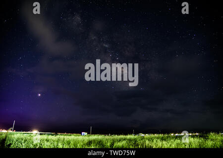 Gansu Gannan Xia Fiume Sangke Prairie notte estiva Via Lattea cielo stellato Foto Stock