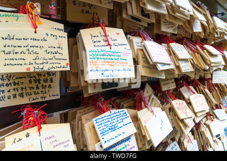 Piastre di legno con buon auspicio appeso nel tempio di Tokyo Foto Stock