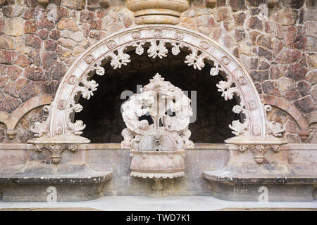 Decorati in stile asiatico fontana e arco del portale dei custodi presso il sito Patrimonio Mondiale dell'UNESCO della Quinta da Regaleira, Sintra, Portogallo. Foto Stock