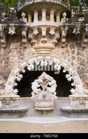 Decorati in stile asiatico fontana e arco del portale dei custodi presso il sito Patrimonio Mondiale dell'UNESCO della Quinta da Regaleira, Sintra, Portogallo. Foto Stock