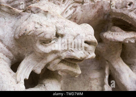 Draghi su ornati in stile asiatico fontana del Portale dei custodi presso il sito Patrimonio Mondiale dell'UNESCO della Quinta da Regaleira, Sintra, Portogallo. Foto Stock