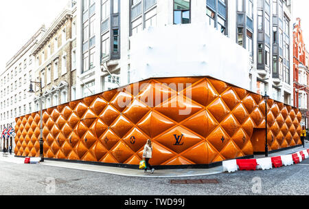 Louis Vuitton grande cartellone pubblicitario su New Bond Street, Londra, Inghilterra, Regno Unito. Foto Stock