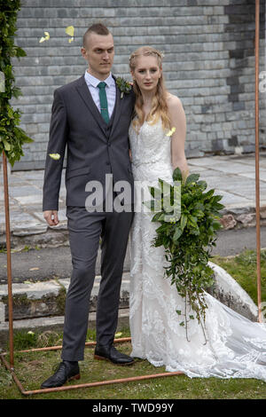 Giovane irrorato con matrimonio coriandoli Jennycliff, Plymouth, Devon, Regno Unito Foto Stock